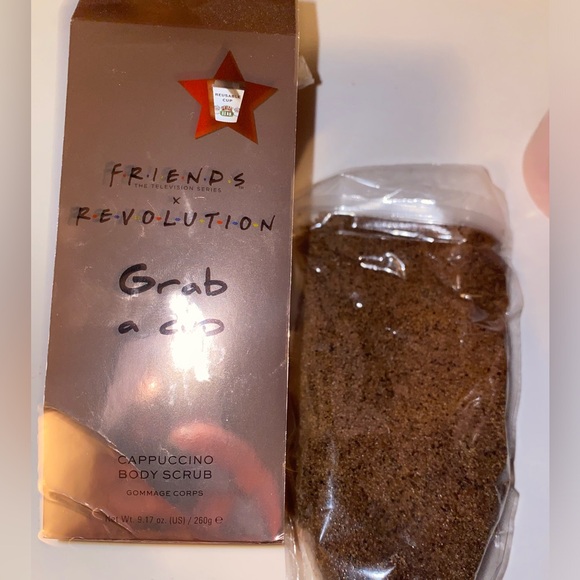 Makeup Revolution Friends coffee cup with cappuccino body scrub - Picture 3 of 6